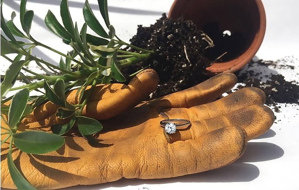 jardinage avec sa bague de fiancailles